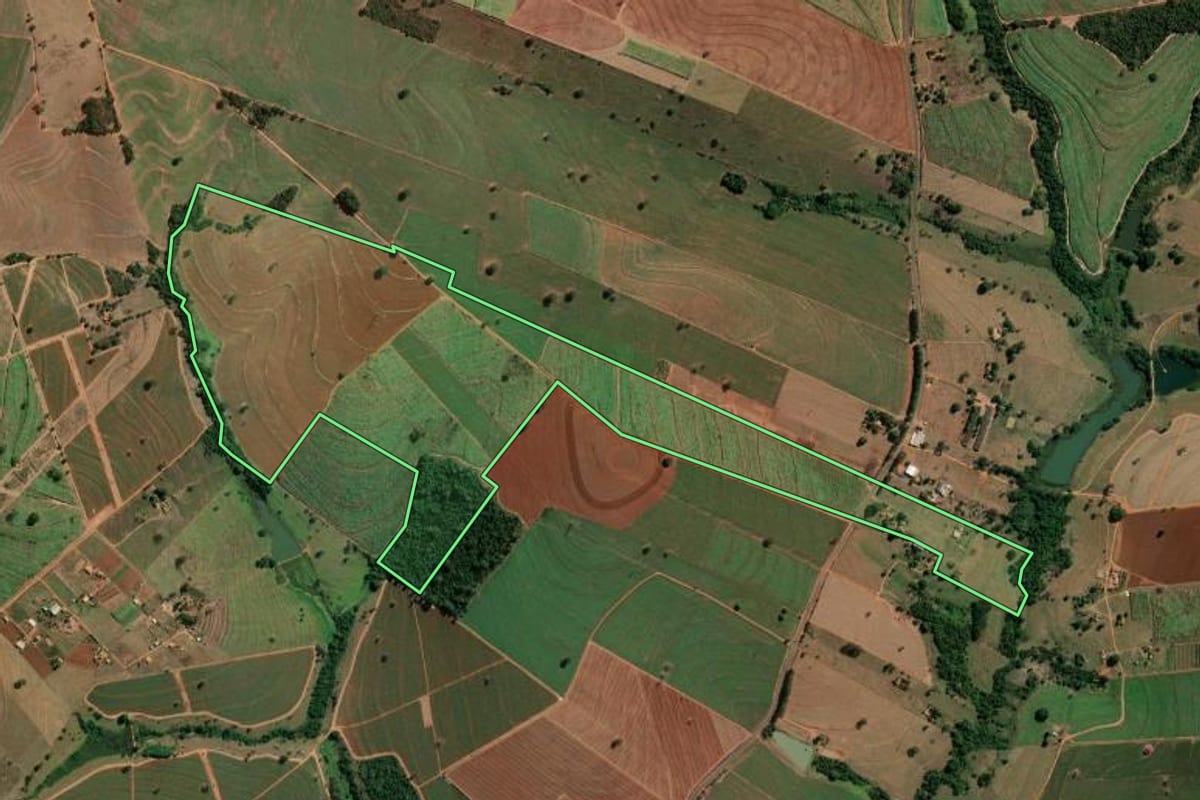 Imagem de satélite do imóvel rural em José Bonifácio (SP), com o contorno declarado no CAR desenhado por cima.