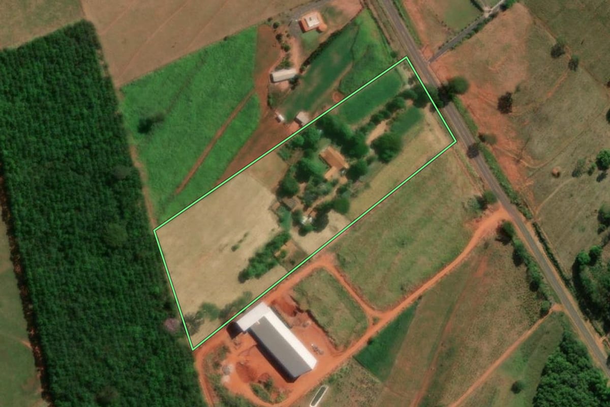 Imagem de satélite do imóvel rural em José Bonifácio (SP), com o contorno declarado no CAR desenhado por cima.