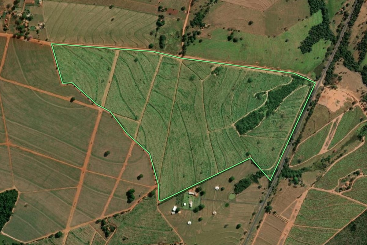 Imagem de satélite do imóvel rural em José Bonifácio (SP), com o contorno declarado no CAR desenhado por cima.