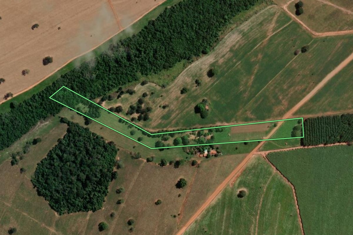 Imagem de satélite do imóvel rural em José Bonifácio (SP), com o contorno declarado no CAR desenhado por cima.