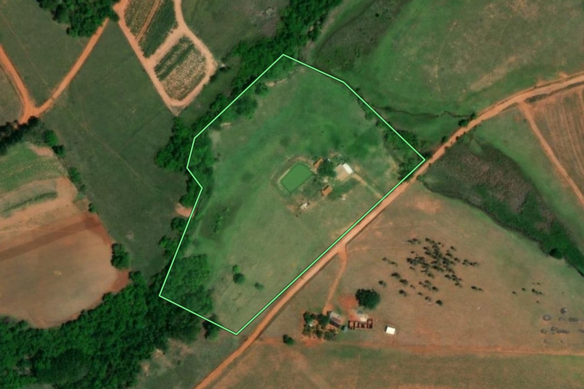 Imagem de satélite do imóvel rural em José Bonifácio (SP), com o contorno declarado no CAR desenhado por cima.
