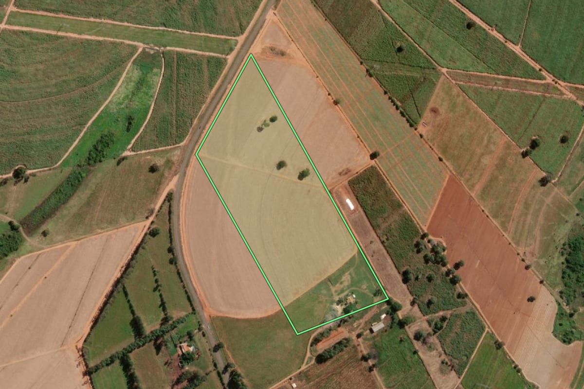 Imagem de satélite do imóvel rural em José Bonifácio (SP), com o contorno declarado no CAR desenhado por cima.