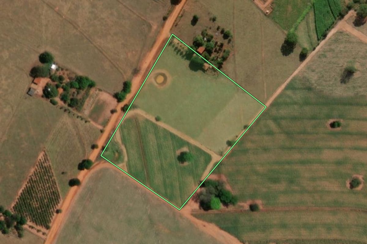 Imagem de satélite do imóvel rural em José Bonifácio (SP), com o contorno declarado no CAR desenhado por cima.