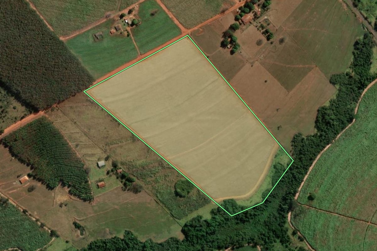 Imagem de satélite do imóvel rural em José Bonifácio (SP), com o contorno declarado no CAR desenhado por cima.