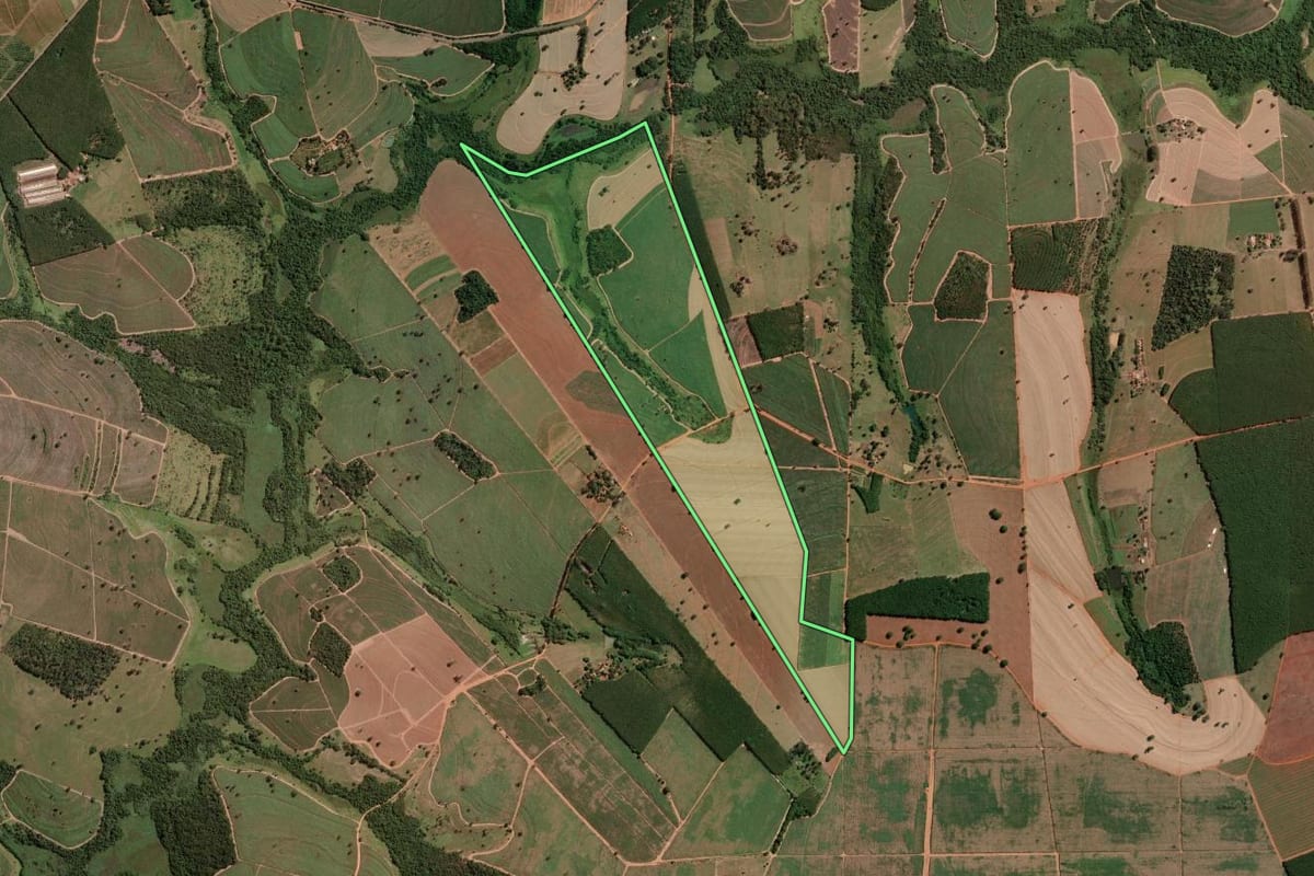 Imagem de satélite do imóvel rural em José Bonifácio (SP), com o contorno declarado no CAR desenhado por cima.