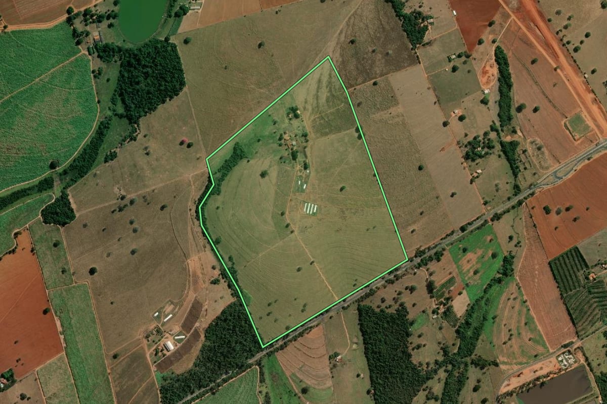 Imagem de satélite do imóvel rural em José Bonifácio (SP), com o contorno declarado no CAR desenhado por cima.