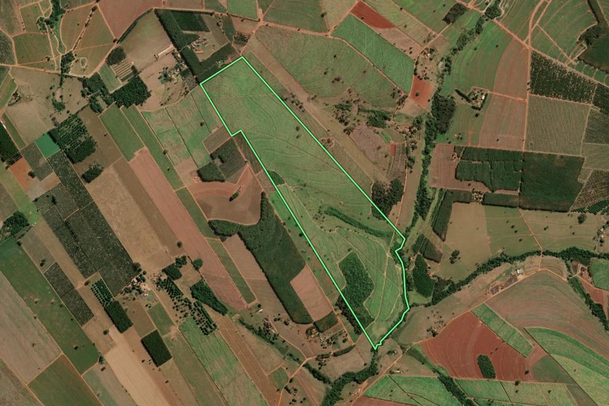 Imagem de satélite do imóvel rural em José Bonifácio (SP), com o contorno declarado no CAR desenhado por cima.