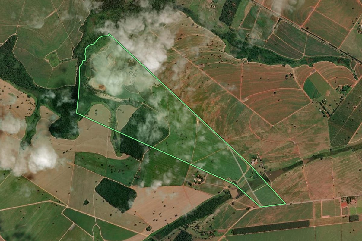 Imagem de satélite do imóvel rural em José Bonifácio (SP), com o contorno declarado no CAR desenhado por cima.