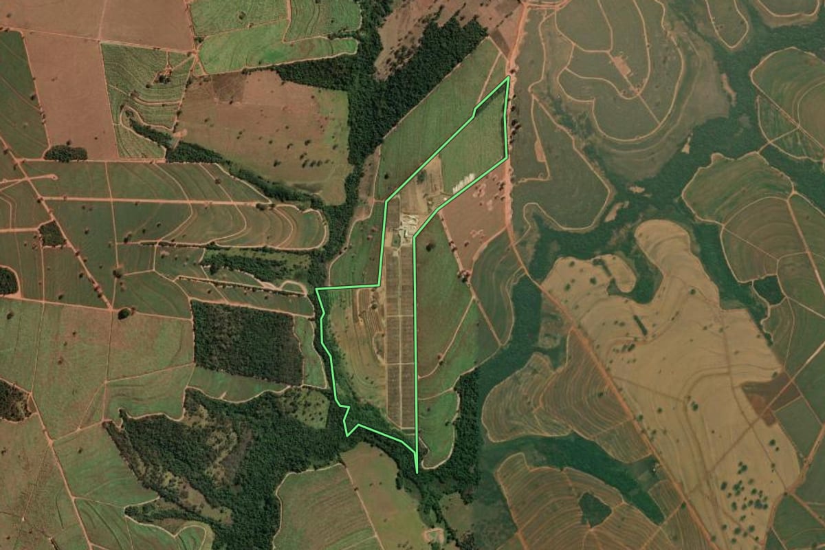 Imagem de satélite do imóvel rural em José Bonifácio (SP), com o contorno declarado no CAR desenhado por cima.