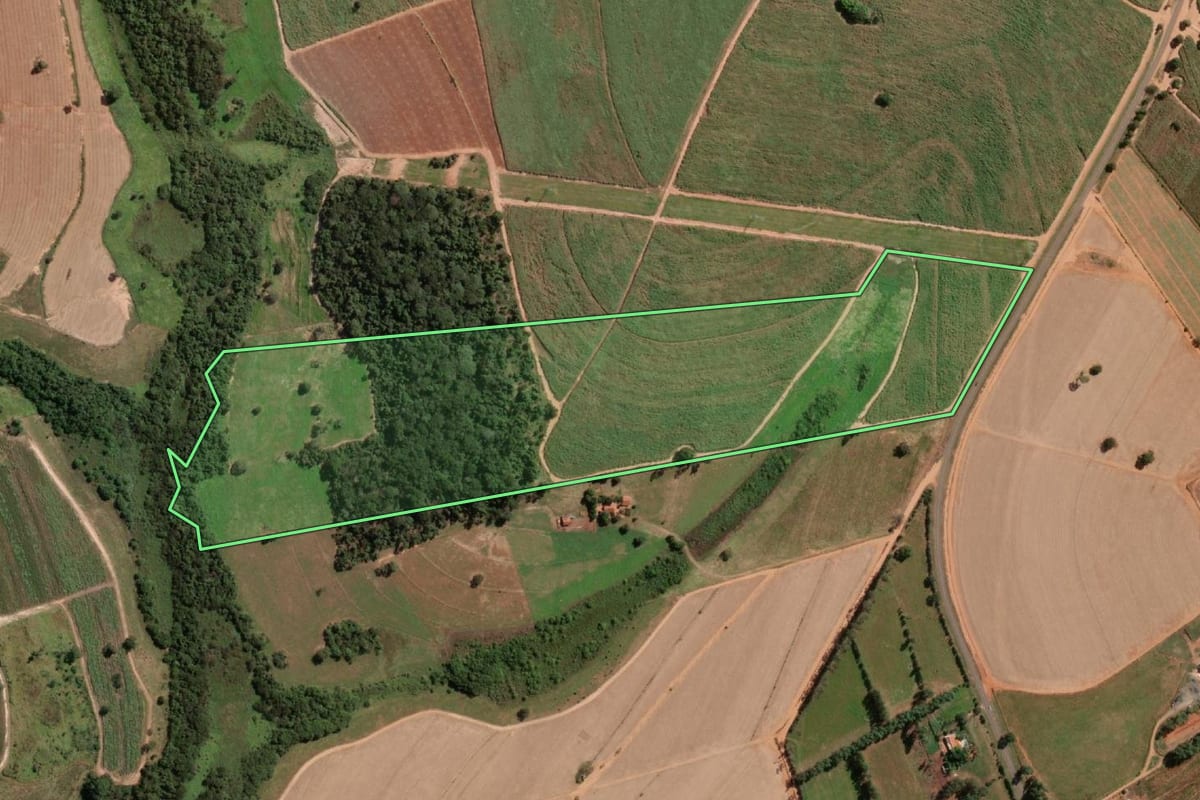 Imagem de satélite do imóvel rural em José Bonifácio (SP), com o contorno declarado no CAR desenhado por cima.