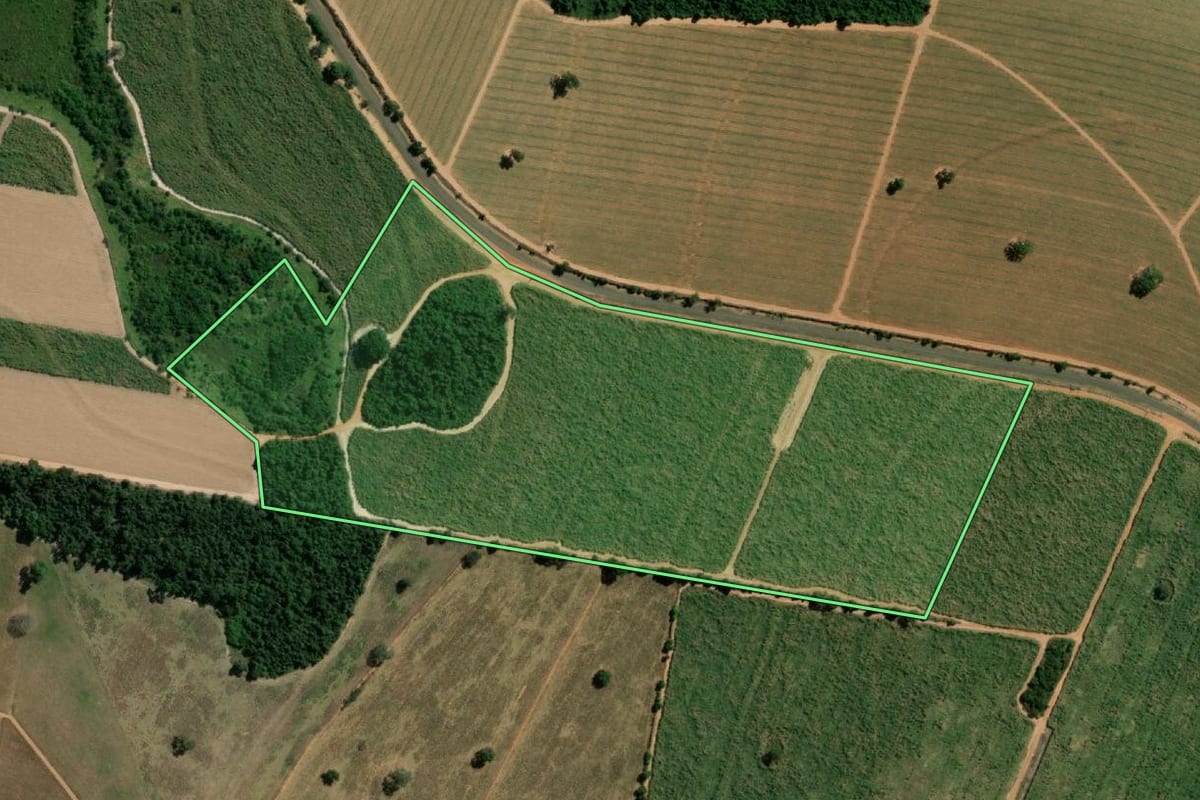 Imagem de satélite do imóvel rural em José Bonifácio (SP), com o contorno declarado no CAR desenhado por cima.