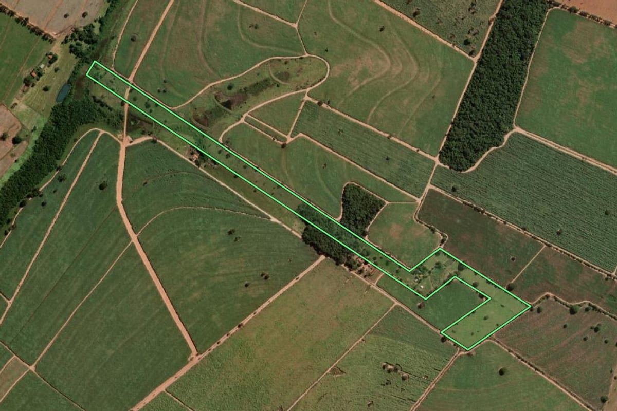 Imagem de satélite do imóvel rural em José Bonifácio (SP), com o contorno declarado no CAR desenhado por cima.