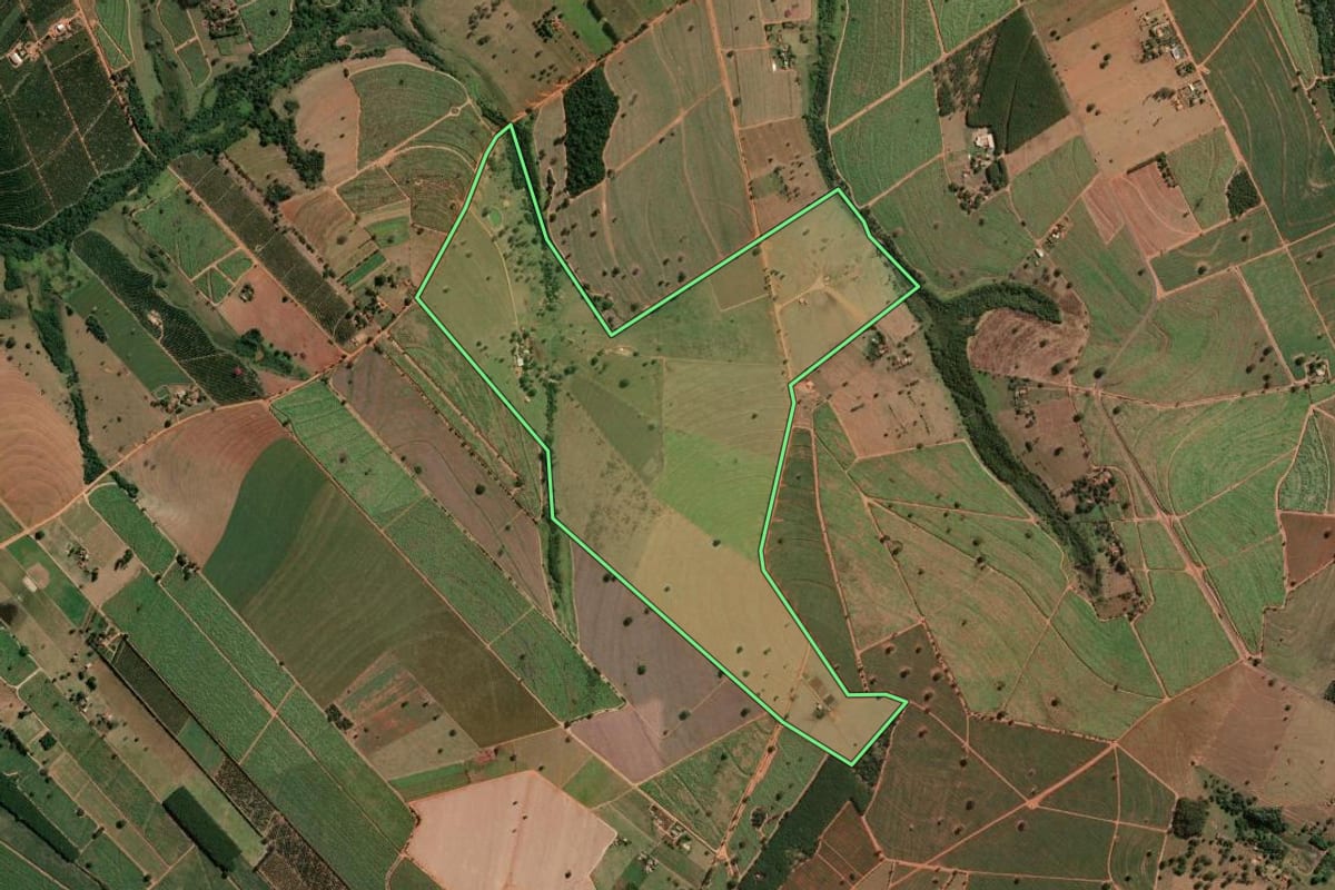 Imagem de satélite do imóvel rural em José Bonifácio (SP), com o contorno declarado no CAR desenhado por cima.