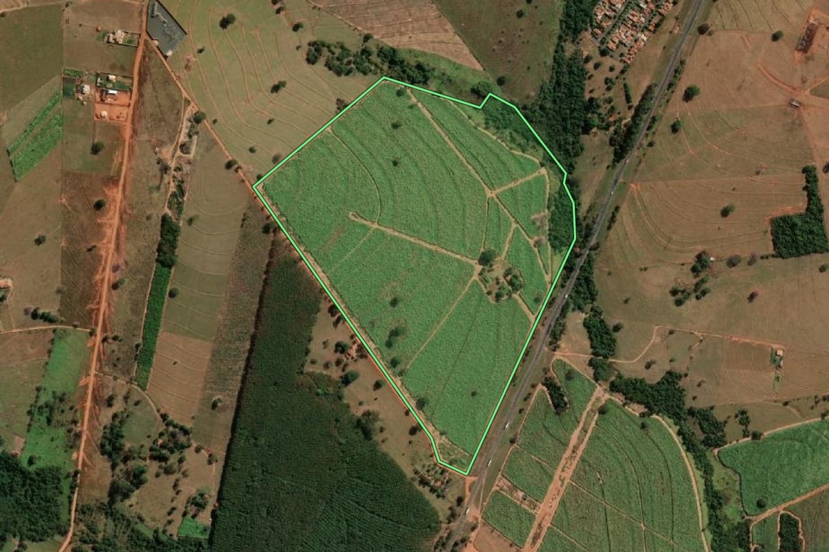 Imagem de satélite do imóvel rural em José Bonifácio (SP), com o contorno declarado no CAR desenhado por cima.