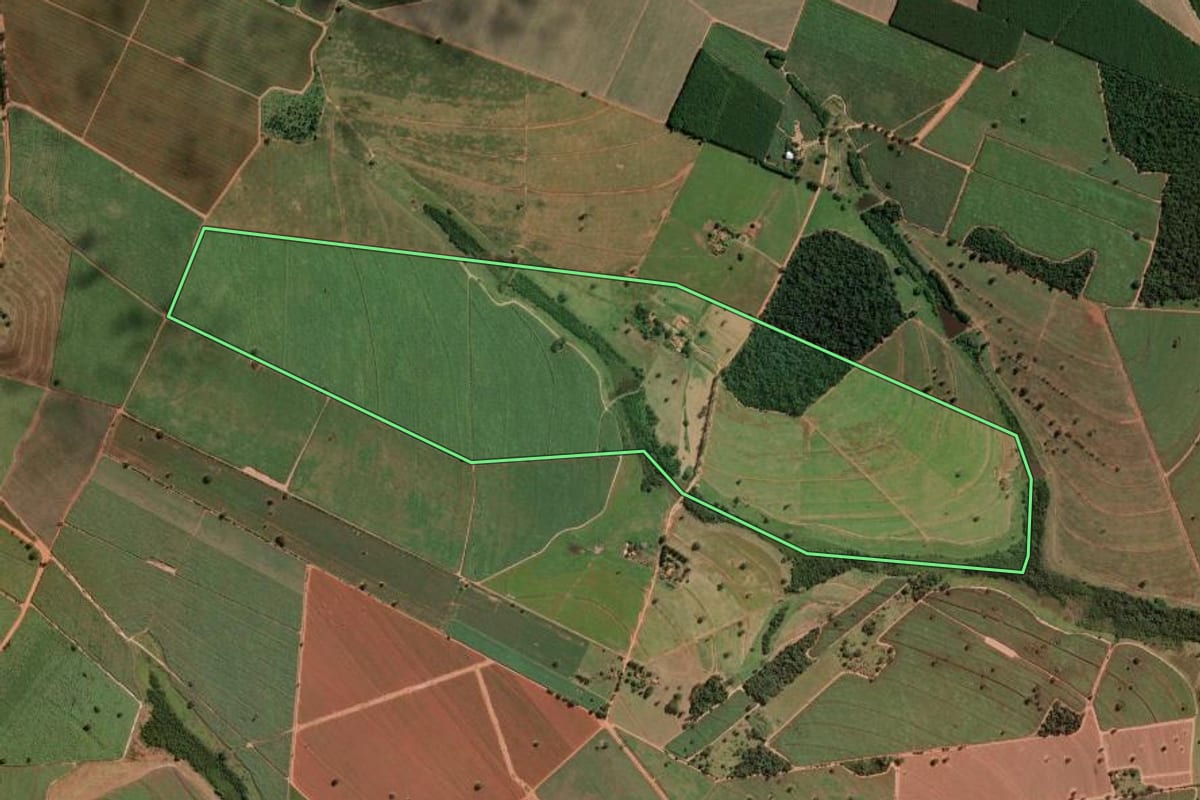 Imagem de satélite do imóvel rural em José Bonifácio (SP), com o contorno declarado no CAR desenhado por cima.