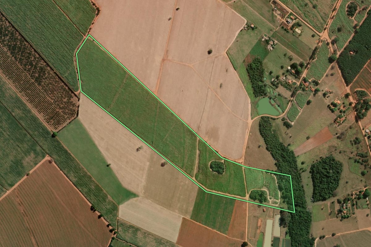 Imagem de satélite do imóvel rural em José Bonifácio (SP), com o contorno declarado no CAR desenhado por cima.