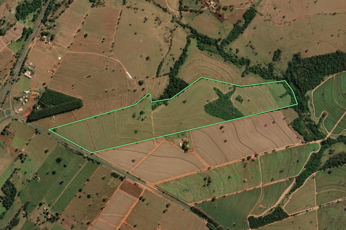 Imagem de satélite do imóvel rural em José Bonifácio (SP), com o contorno declarado no CAR desenhado por cima.