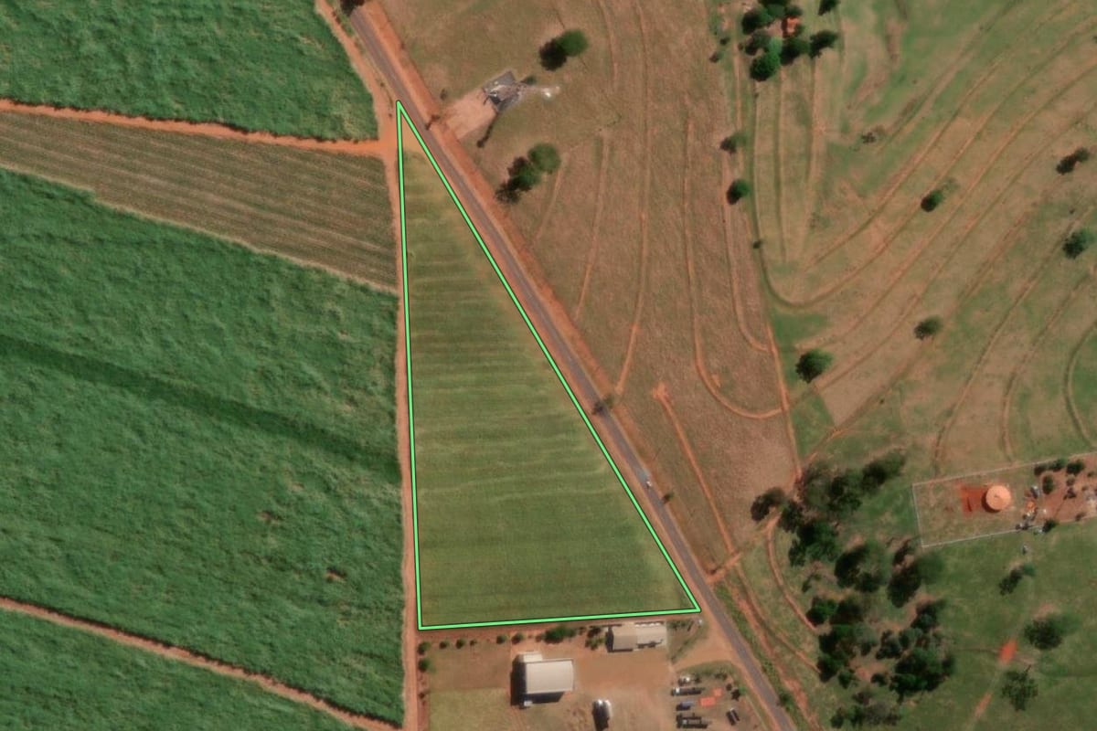 Imagem de satélite do imóvel rural em José Bonifácio (SP), com o contorno declarado no CAR desenhado por cima.