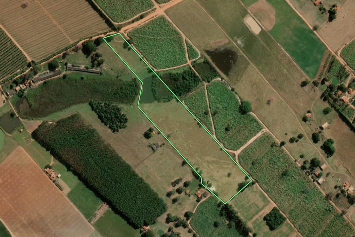 Imagem de satélite do imóvel rural em José Bonifácio (SP), com o contorno declarado no CAR desenhado por cima.