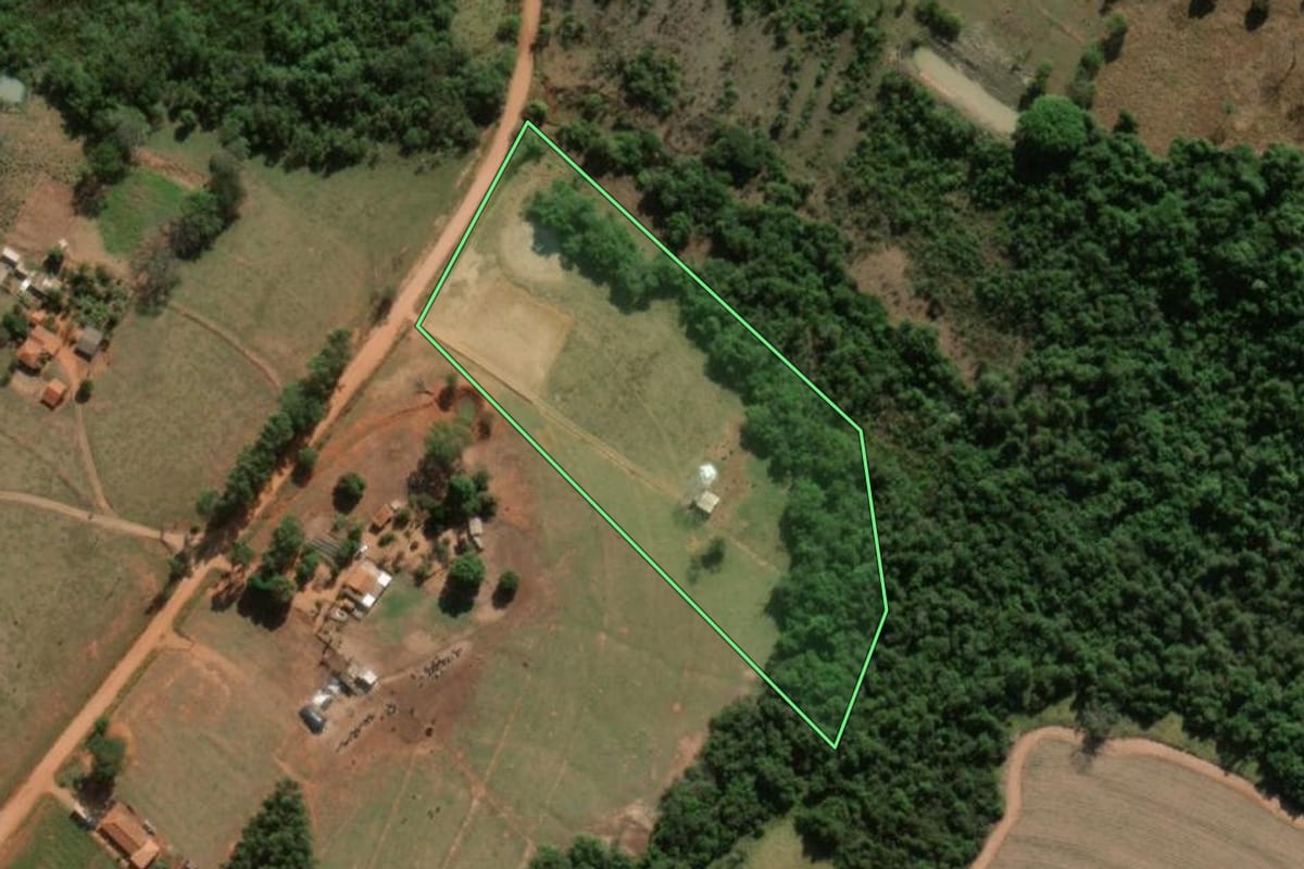 Imagem de satélite do imóvel rural em José Bonifácio (SP), com o contorno declarado no CAR desenhado por cima.