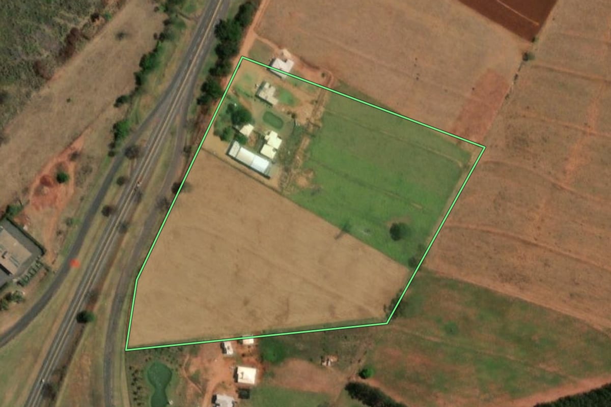 Imagem de satélite do imóvel rural em José Bonifácio (SP), com o contorno declarado no CAR desenhado por cima.