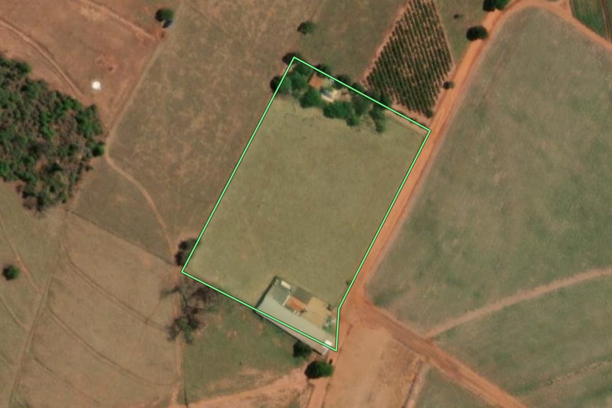 Imagem de satélite do imóvel rural em José Bonifácio (SP), com o contorno declarado no CAR desenhado por cima.