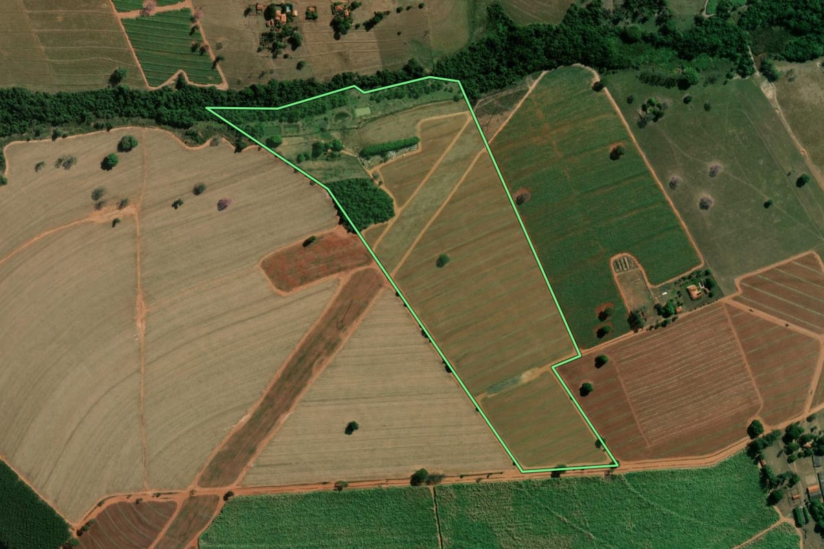 Imagem de satélite do imóvel rural em José Bonifácio (SP), com o contorno declarado no CAR desenhado por cima.