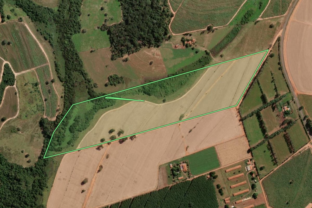 Imagem de satélite do imóvel rural em José Bonifácio (SP), com o contorno declarado no CAR desenhado por cima.