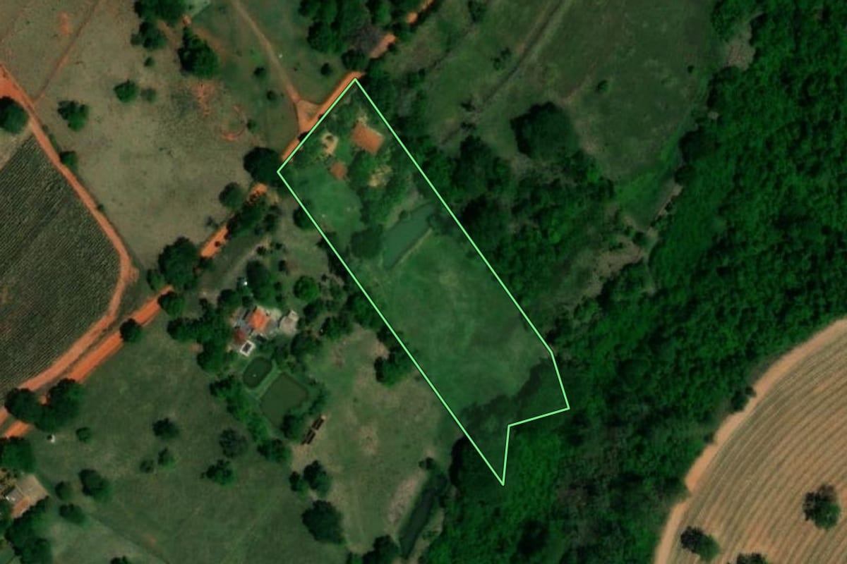 Imagem de satélite do imóvel rural em José Bonifácio (SP), com o contorno declarado no CAR desenhado por cima.