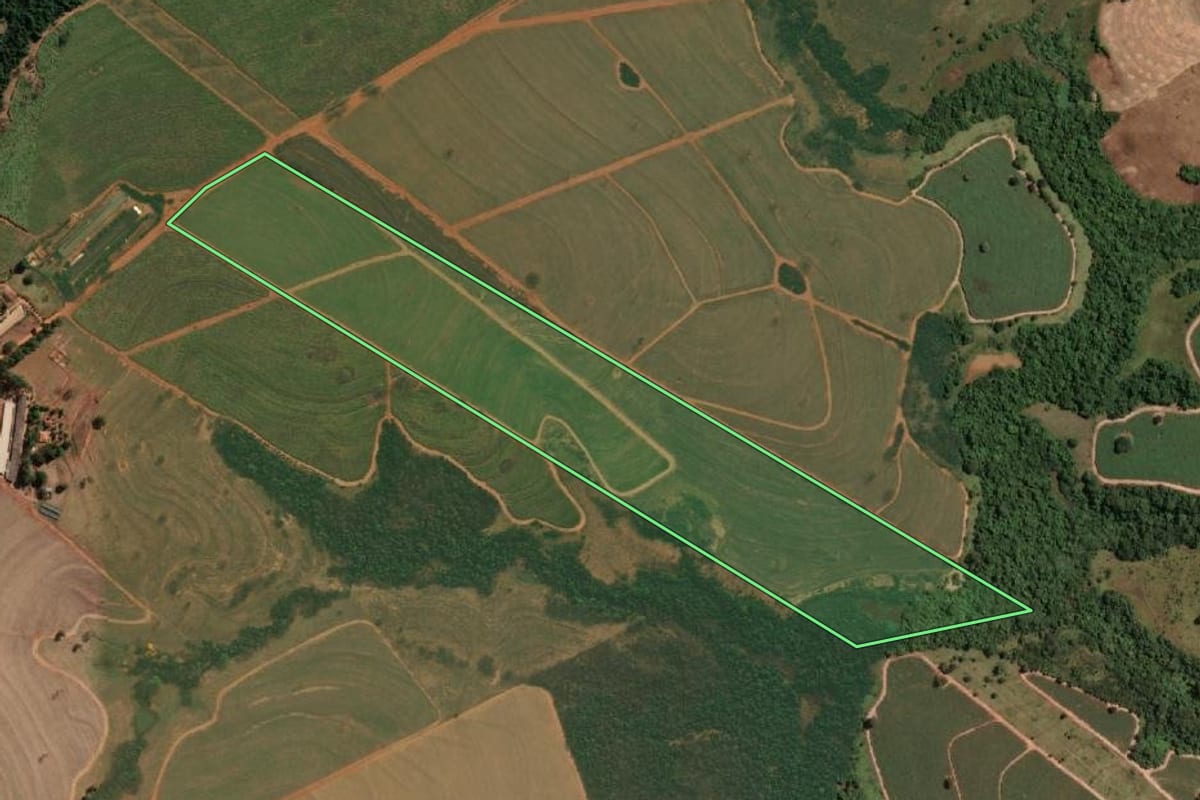 Imagem de satélite do imóvel rural em José Bonifácio (SP), com o contorno declarado no CAR desenhado por cima.