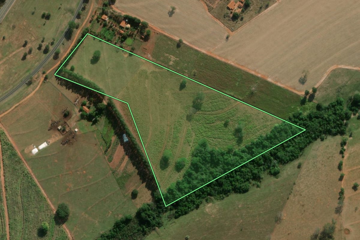 Imagem de satélite do imóvel rural em José Bonifácio (SP), com o contorno declarado no CAR desenhado por cima.