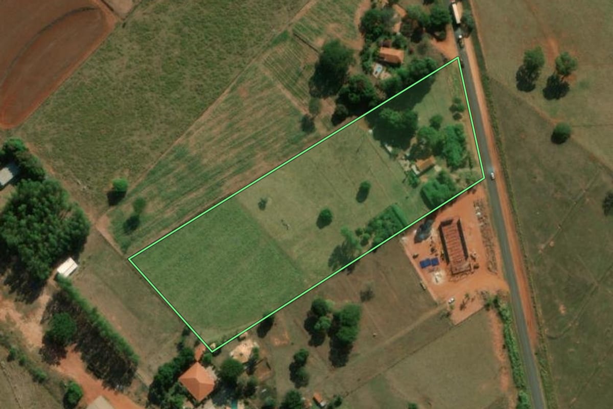 Imagem de satélite do imóvel rural em José Bonifácio (SP), com o contorno declarado no CAR desenhado por cima.