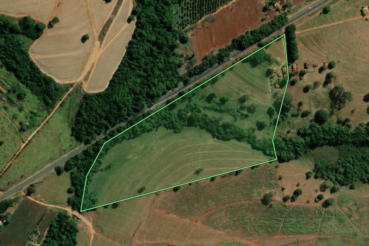 Imagem de satélite do imóvel rural em José Bonifácio (SP), com o contorno declarado no CAR desenhado por cima.