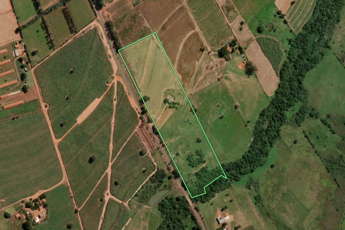 Imagem de satélite do imóvel rural em José Bonifácio (SP), com o contorno declarado no CAR desenhado por cima.