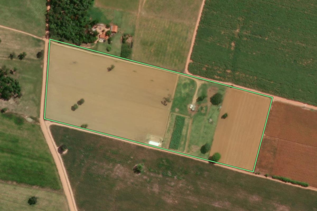 Imagem de satélite do imóvel rural em José Bonifácio (SP), com o contorno declarado no CAR desenhado por cima.