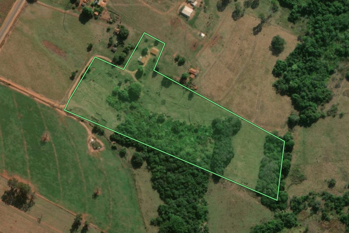 Imagem de satélite do imóvel rural em José Bonifácio (SP), com o contorno declarado no CAR desenhado por cima.
