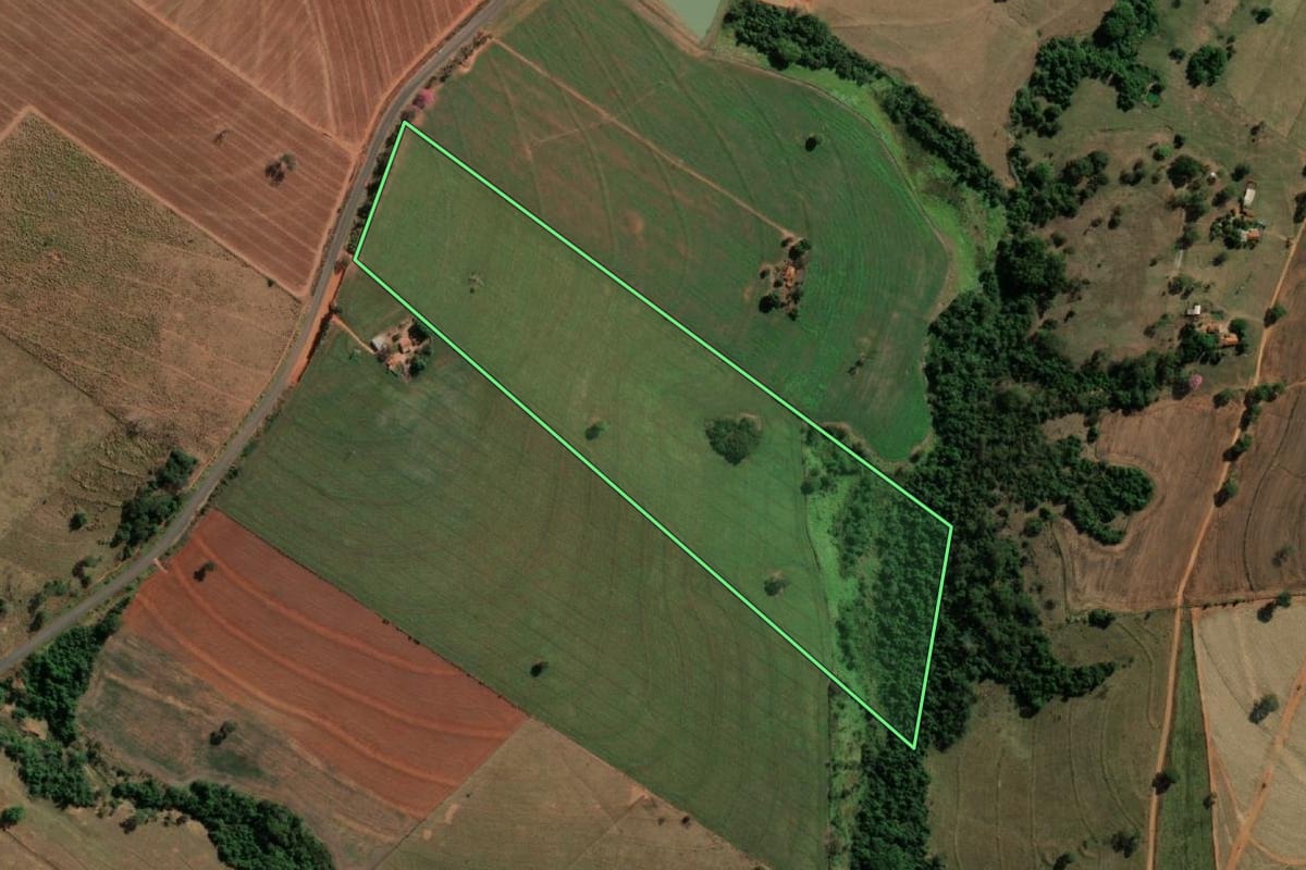 Imagem de satélite do imóvel rural em José Bonifácio (SP), com o contorno declarado no CAR desenhado por cima.
