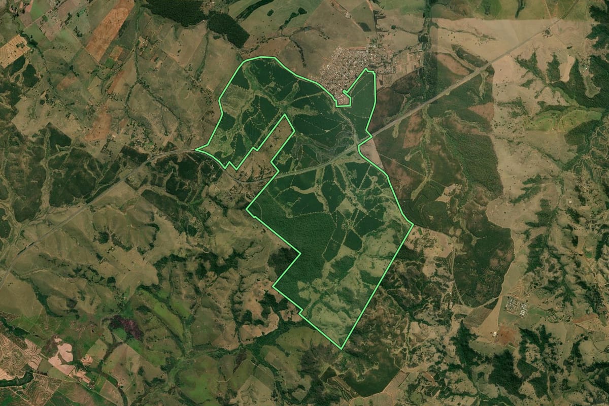 Imagem de satélite do imóvel rural em Júlio Mesquita (SP), com o contorno declarado no CAR desenhado por cima.