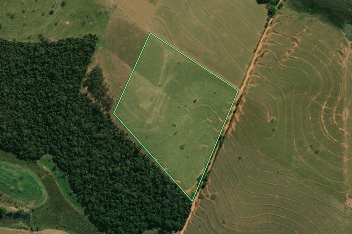 Imagem de satélite do imóvel rural em Júlio Mesquita (SP), com o contorno declarado no CAR desenhado por cima.