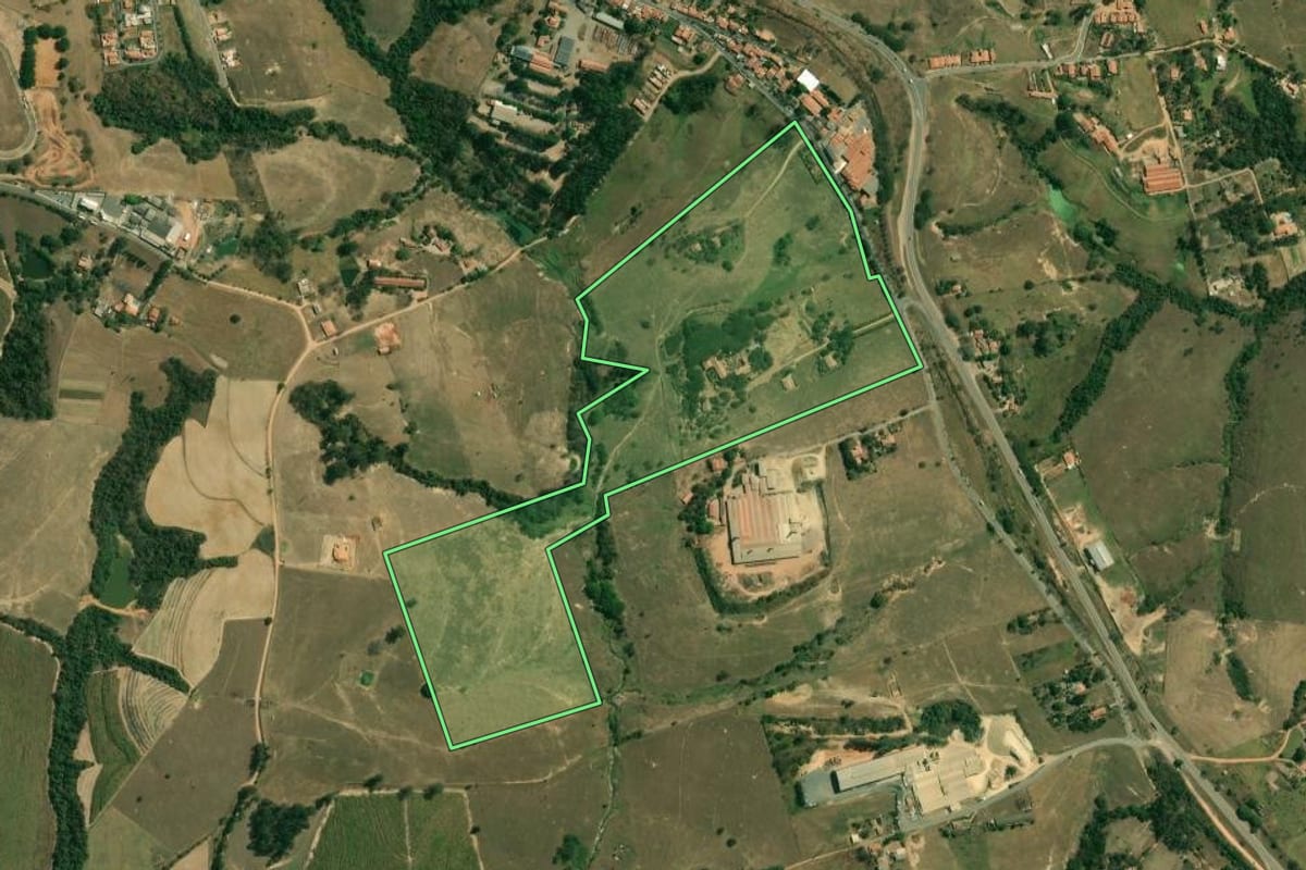 Imagem de satélite do imóvel rural em Jumirim (SP), com o contorno declarado no CAR desenhado por cima.