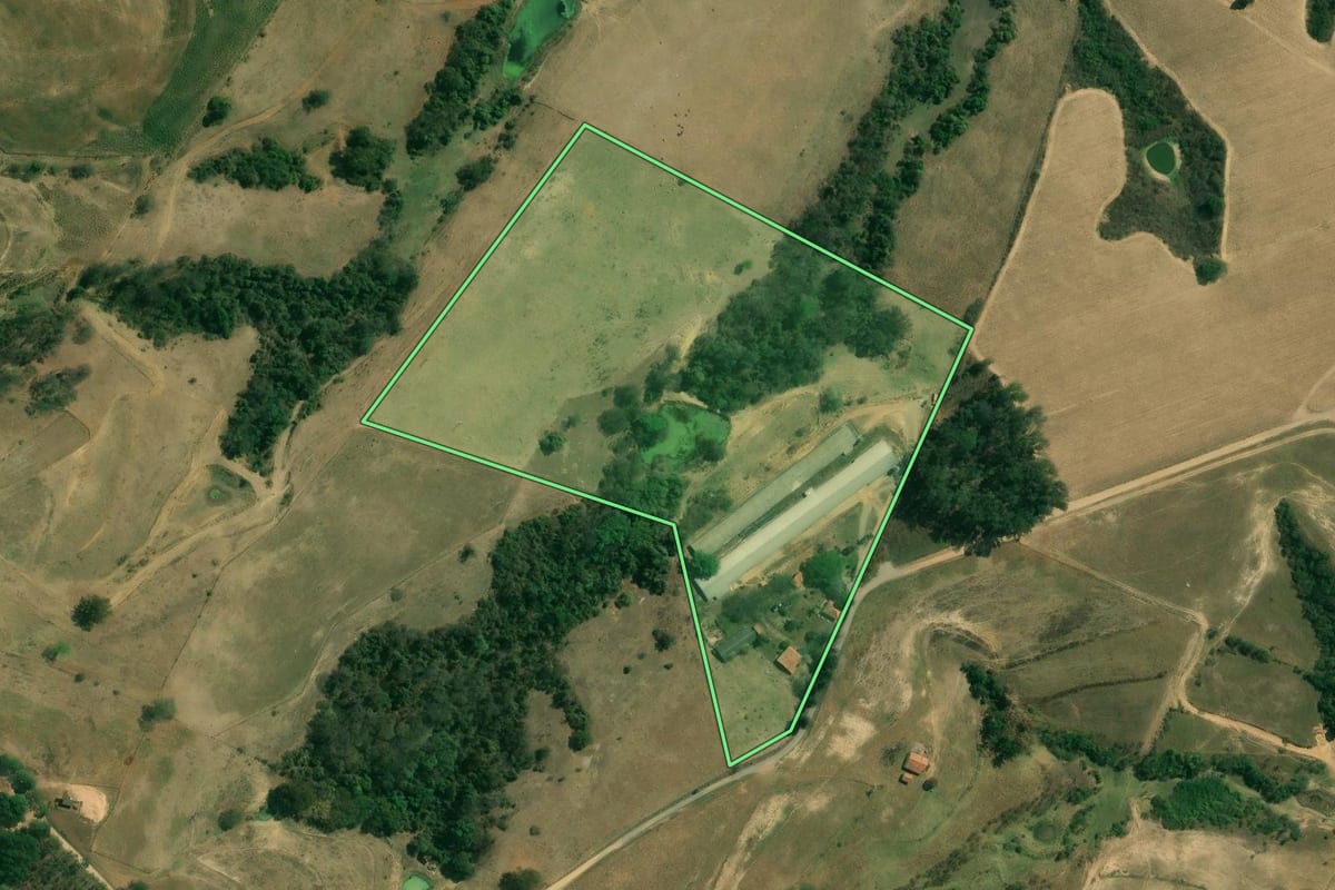 Imagem de satélite do imóvel rural em Jumirim (SP), com o contorno declarado no CAR desenhado por cima.