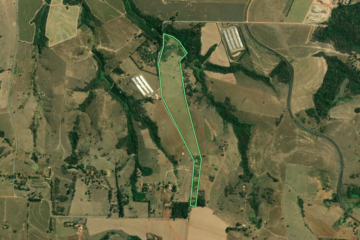 Imagem de satélite do imóvel rural em Jumirim (SP), com o contorno declarado no CAR desenhado por cima.