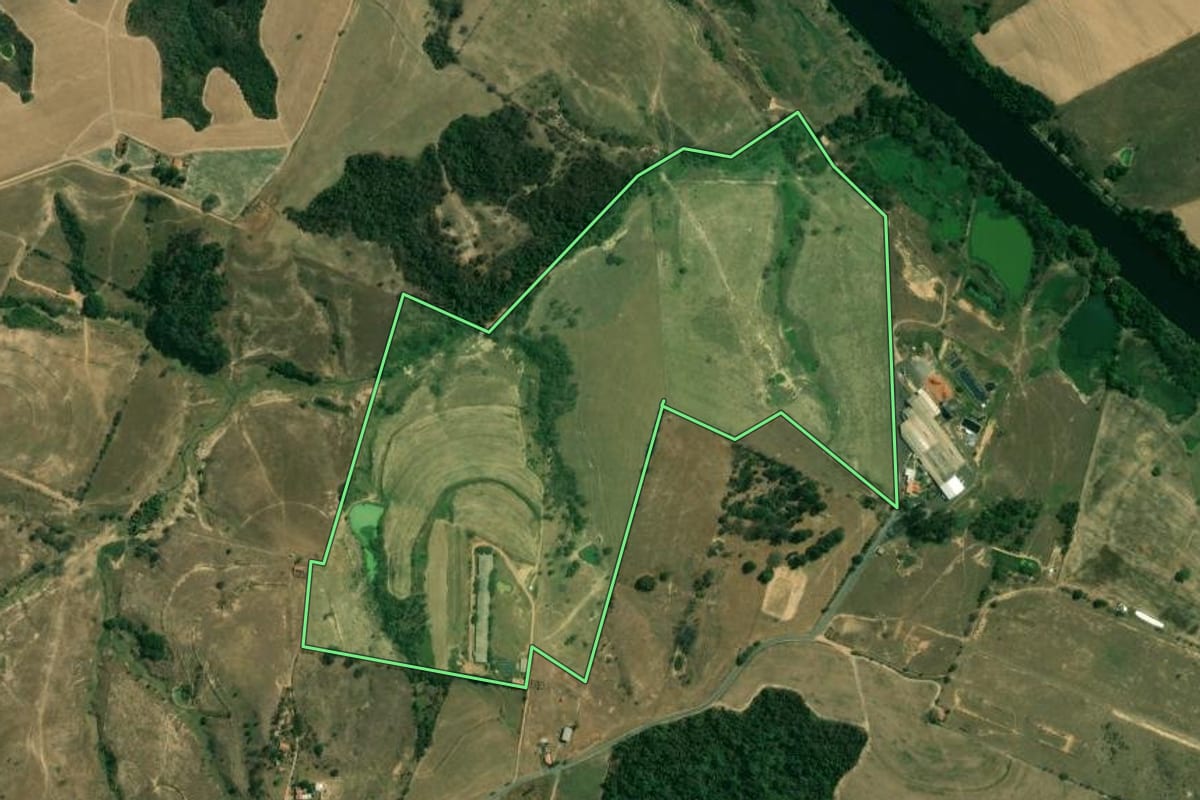 Imagem de satélite do imóvel rural em Jumirim (SP), com o contorno declarado no CAR desenhado por cima.