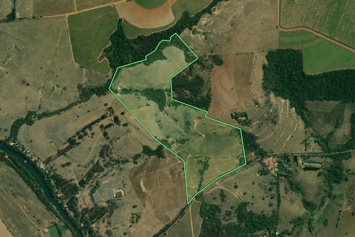 Imagem de satélite do imóvel rural em Jumirim (SP), com o contorno declarado no CAR desenhado por cima.