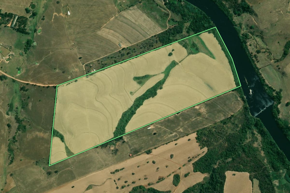 Imagem de satélite do imóvel rural em Jumirim (SP), com o contorno declarado no CAR desenhado por cima.
