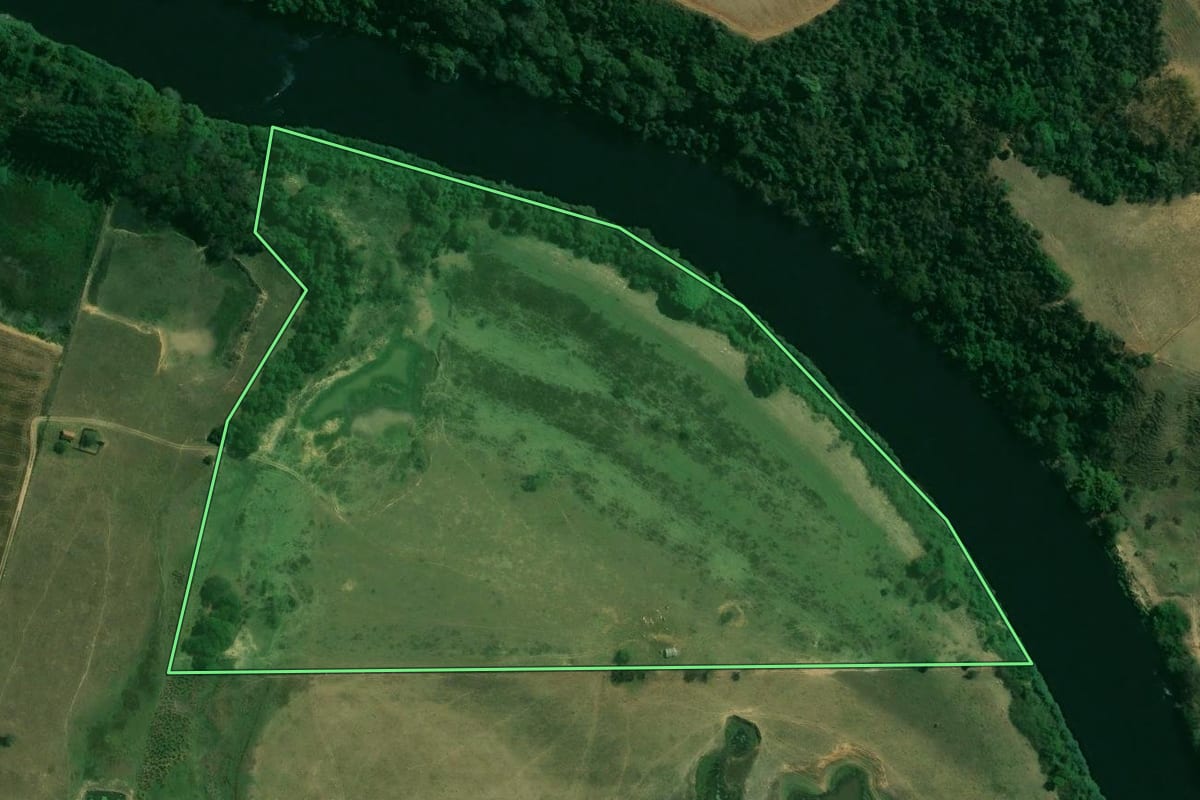Imagem de satélite do imóvel rural em Jumirim (SP), com o contorno declarado no CAR desenhado por cima.