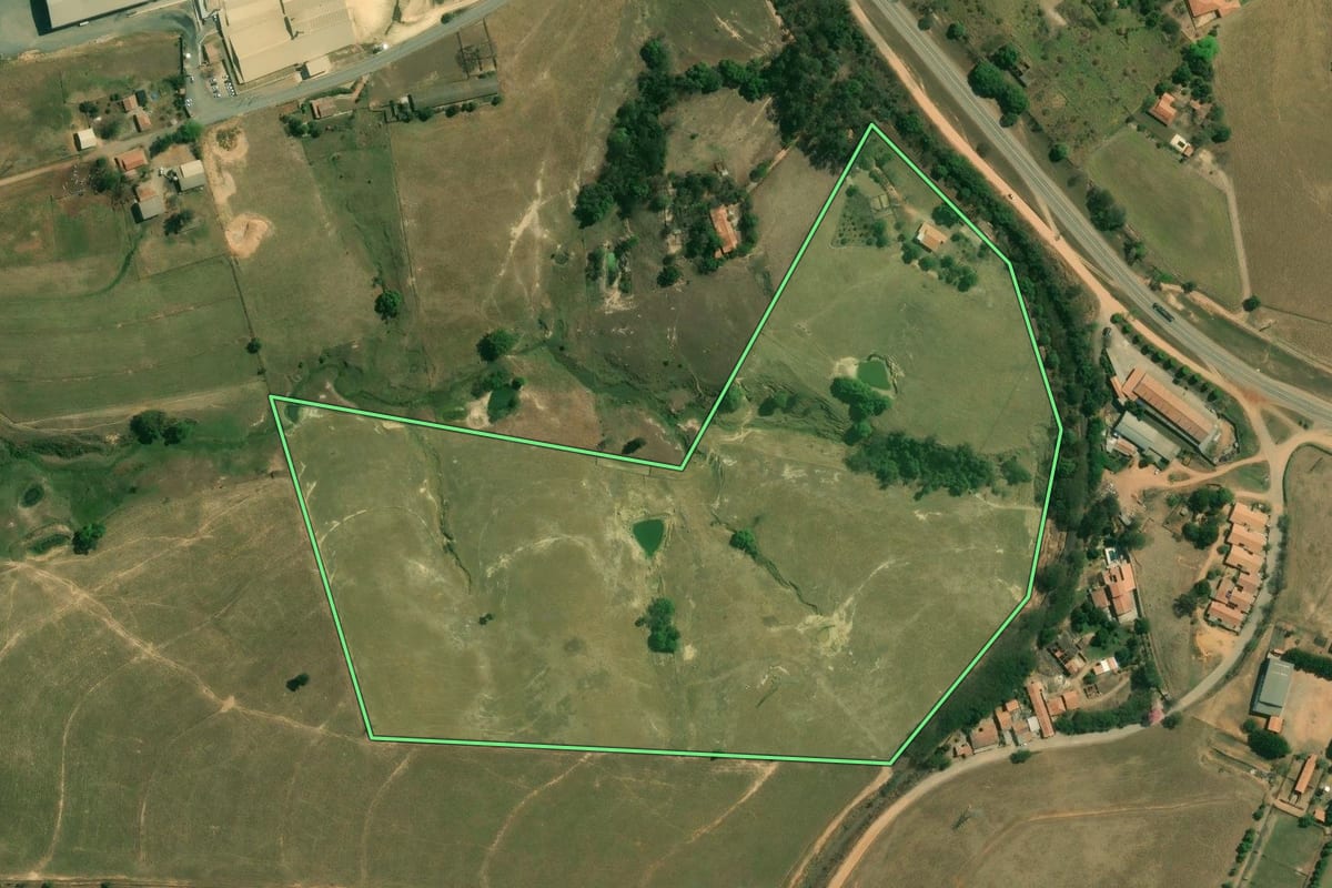 Imagem de satélite do imóvel rural em Jumirim (SP), com o contorno declarado no CAR desenhado por cima.