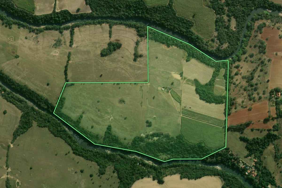 Imagem de satélite do imóvel rural em Jumirim (SP), com o contorno declarado no CAR desenhado por cima.