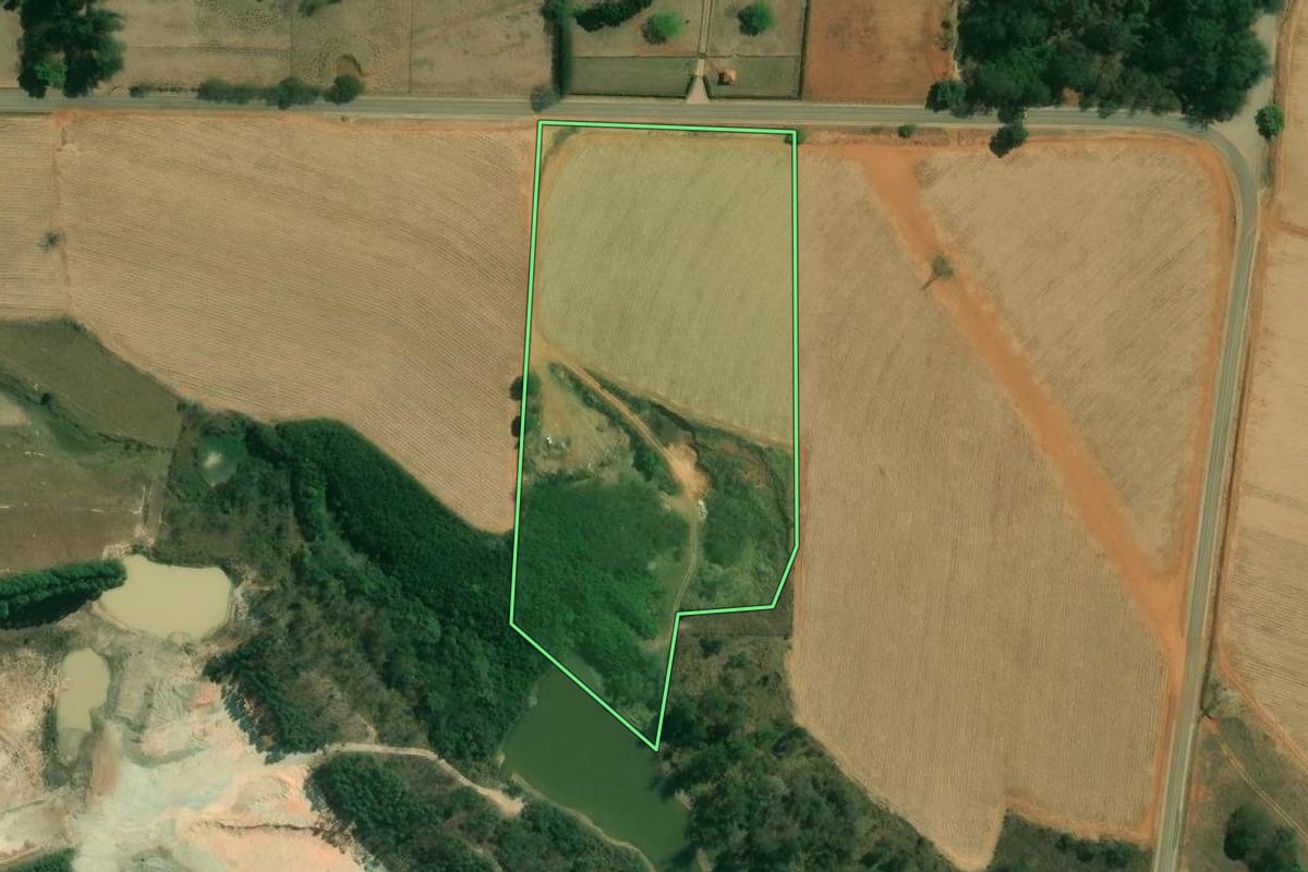 Imagem de satélite do imóvel rural em Jumirim (SP), com o contorno declarado no CAR desenhado por cima.