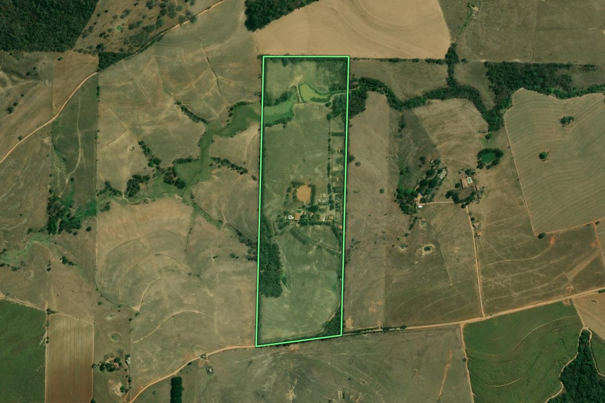 Imagem de satélite do imóvel rural em Jumirim (SP), com o contorno declarado no CAR desenhado por cima.
